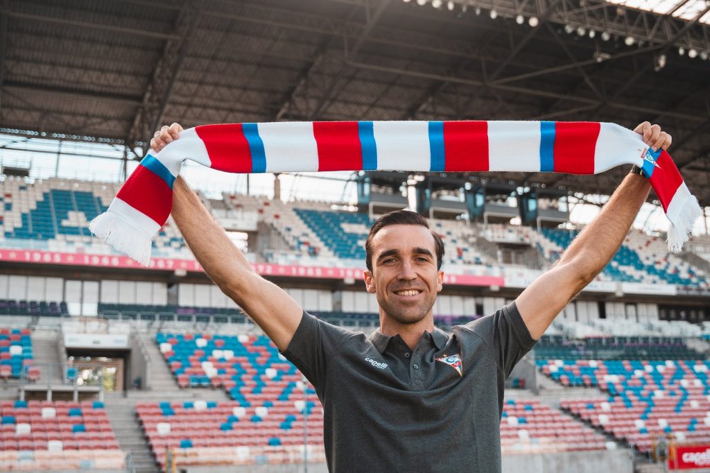 Manu Sánchez, con la bufanda de su nuevo equipo