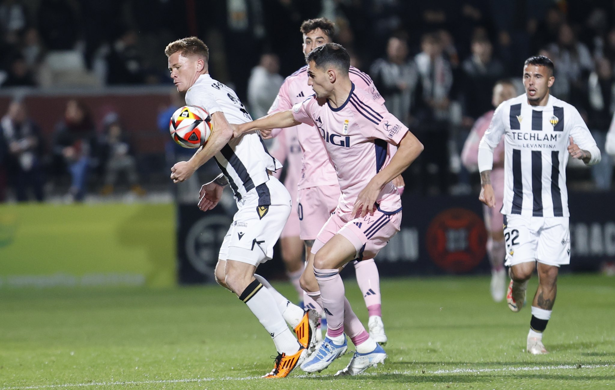 Sebastian Gronning luchando un balón en el partido de Copa del Rey de la temporada pasada (2-1)